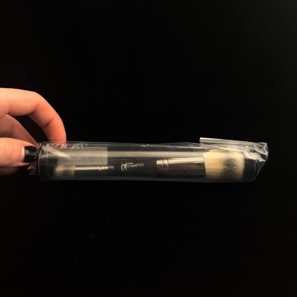 IT Cosmetics Heavenly Luxe Complexion Perfection Brush No. 7 - Picture 1 of 5